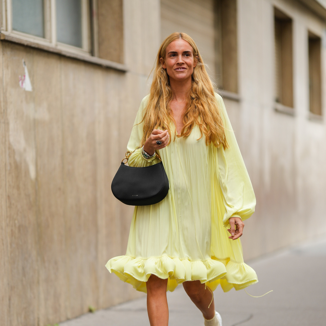 Modne kolory wiosna-lato 2023. Jakie odcienie będziemy nosić w tym sezonie? Oto paleta najmodniejszych barw